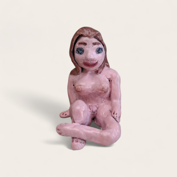 Handgemaakt beeldje van klei 12 cm zittend