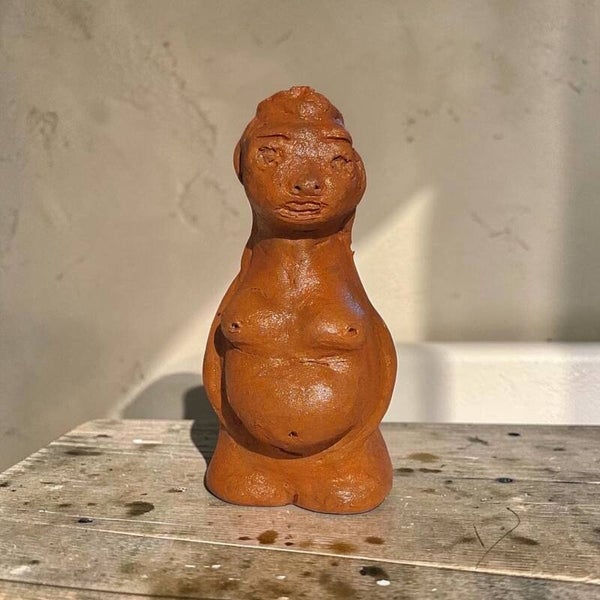 Handgemaakt beeldje vrouw in zwangerschap