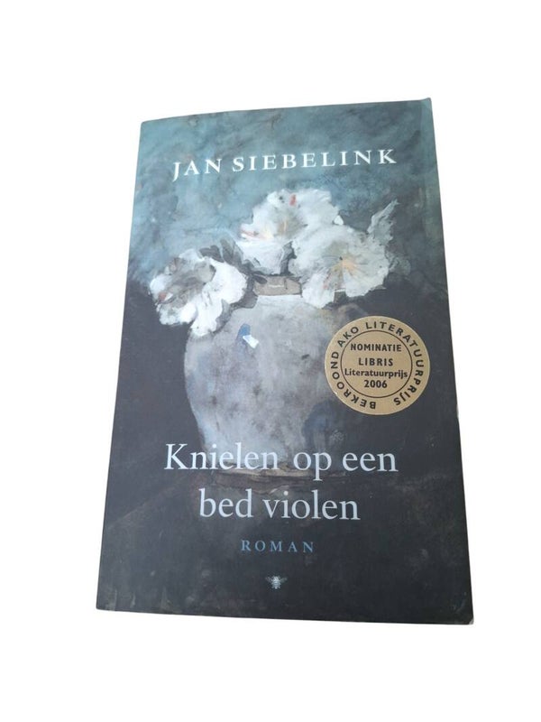 Leesboek-Jan siebelink- Knielen op een bed violen