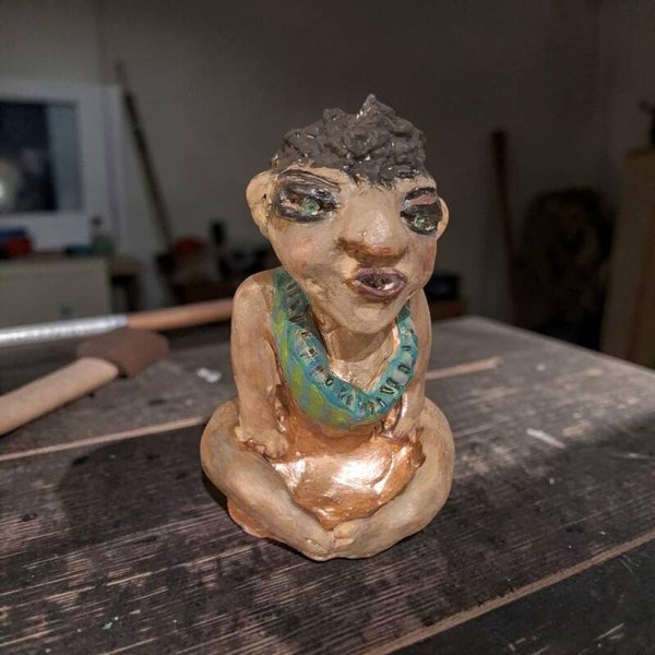 Handgemaakt met  klei Vrouwenbeeldje