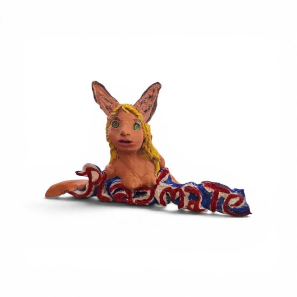 Handgemaakt beeldje van klei Playmate