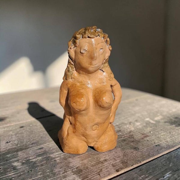 Handgemaakt beeldje van klei  vrouw in pose