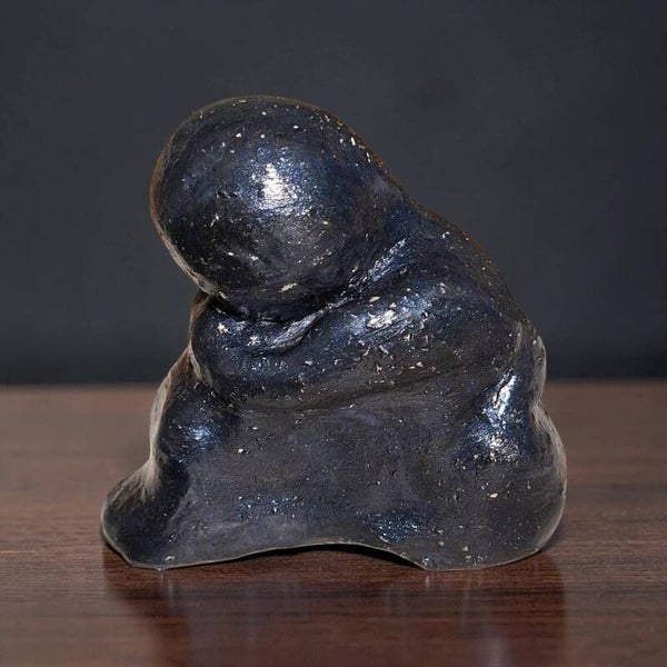 Handgemaakt beeldje van klei | verdriet 9 cm