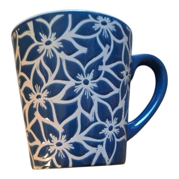 2dehandse mok met bloemen print