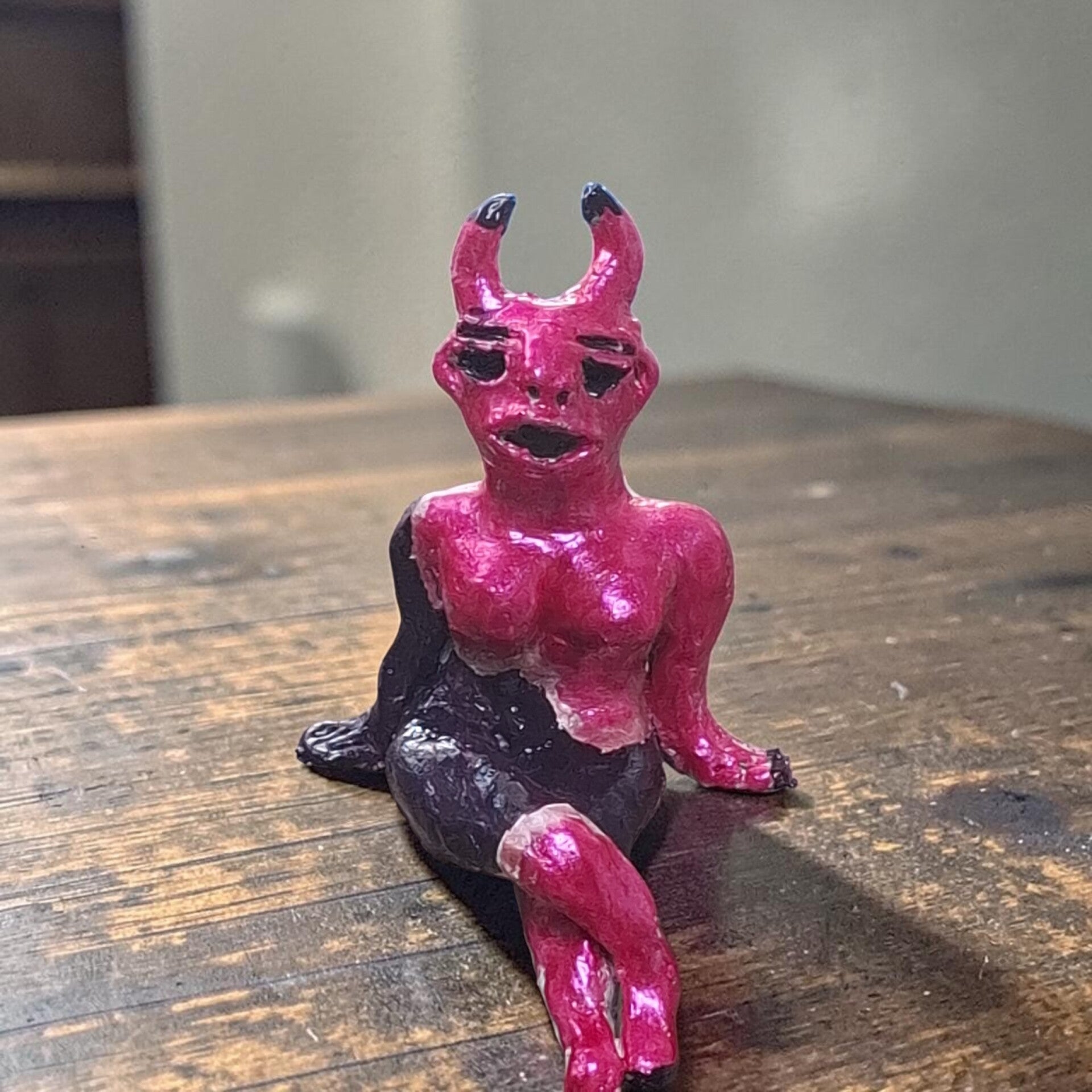 Handgemaakt beeldje van klei duivelsvrouw 15 cm