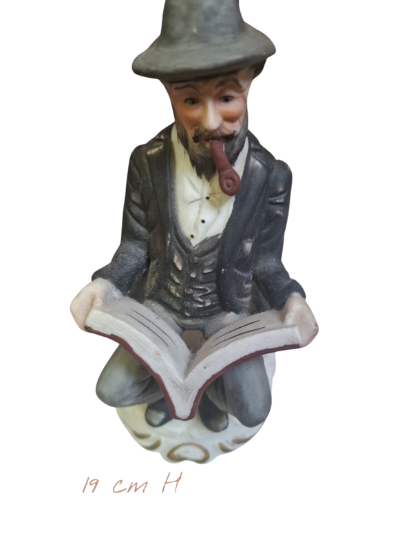 Oude man beeldje porselein zittend lezen