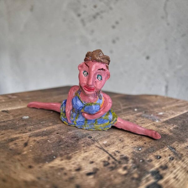Handgemaakt beeldje van klei ballerina