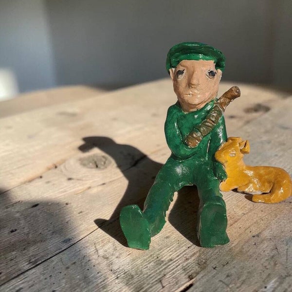 Hangemaakt met klei Soldaat met hond