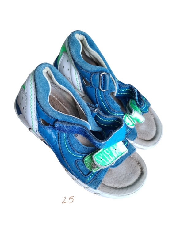 Jongens sandalen maat 25