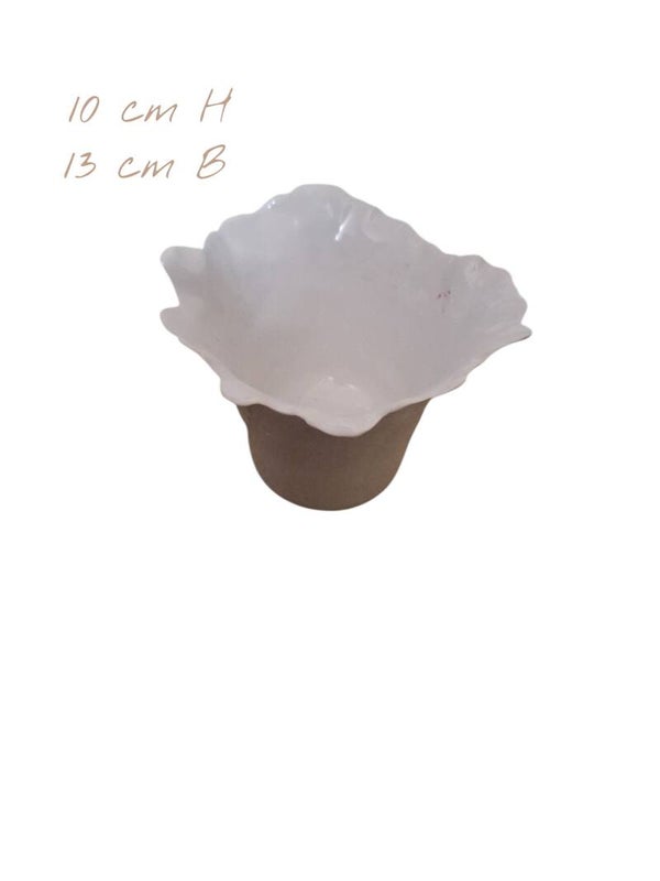 Witte vaas vorm uit een bloem