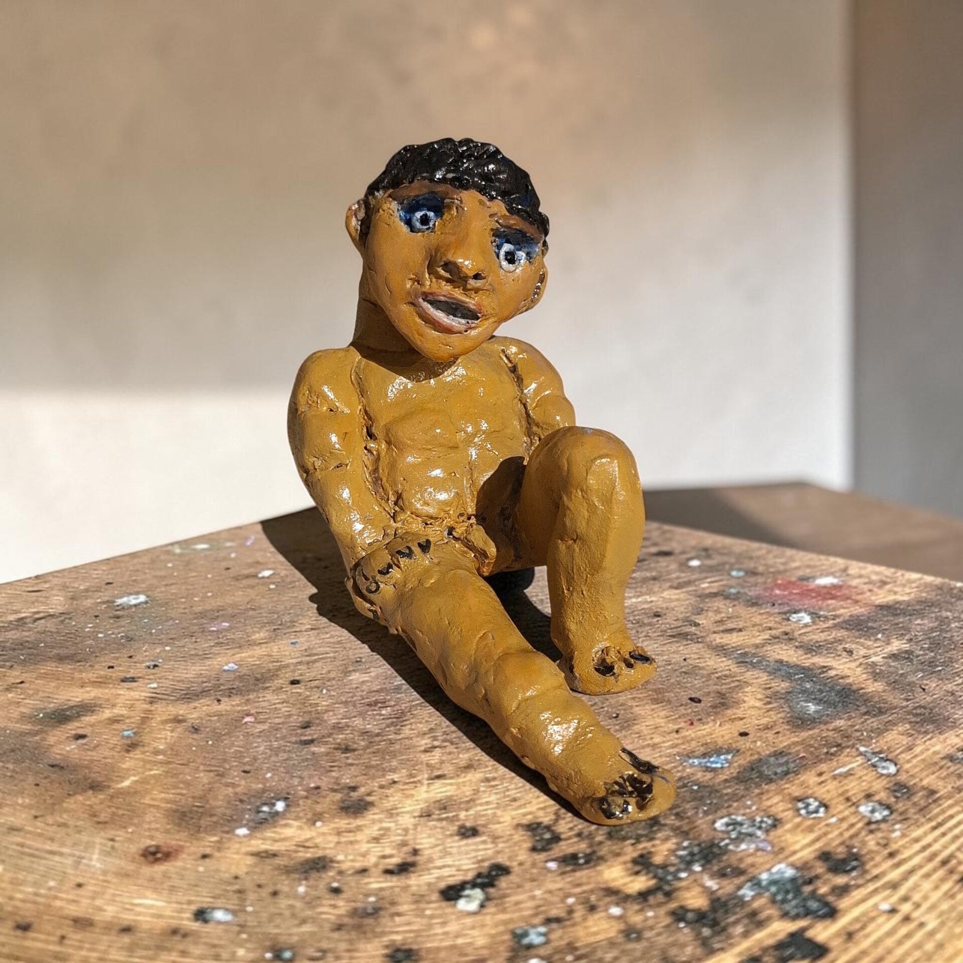 Handgemaakt met klei man in pose 16 cm