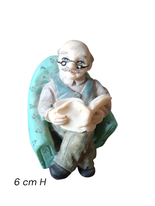 Miniatuur Beeldje Opa leest de krant