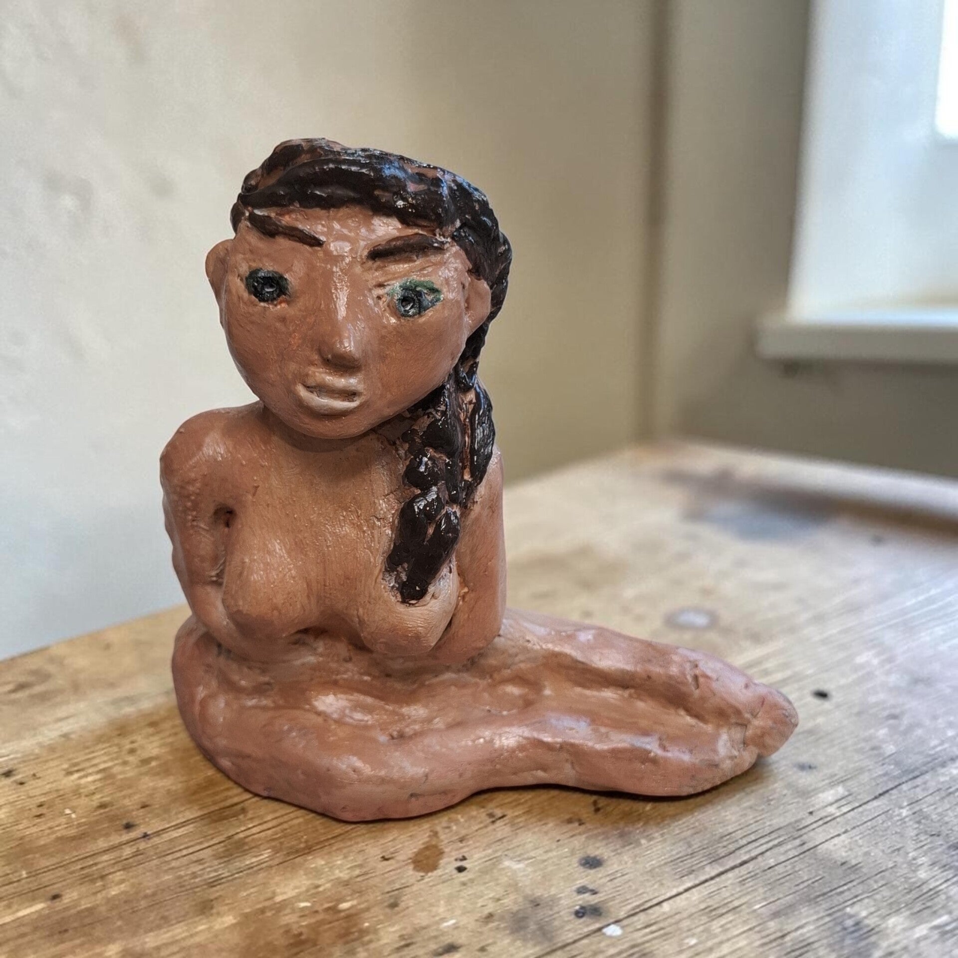 Handgemaakt met klei dame in pose 11 cm,