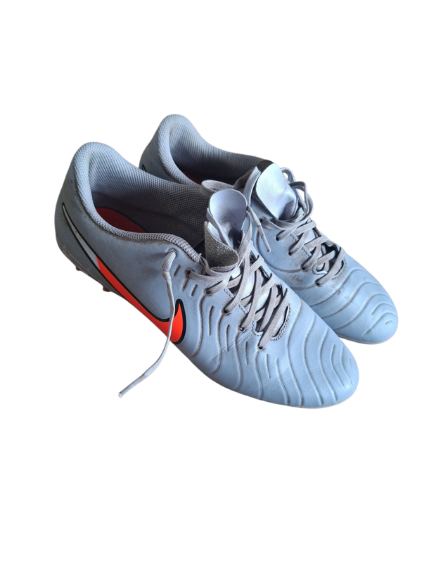 2dehandse voetbalschoenen maat 43 nike