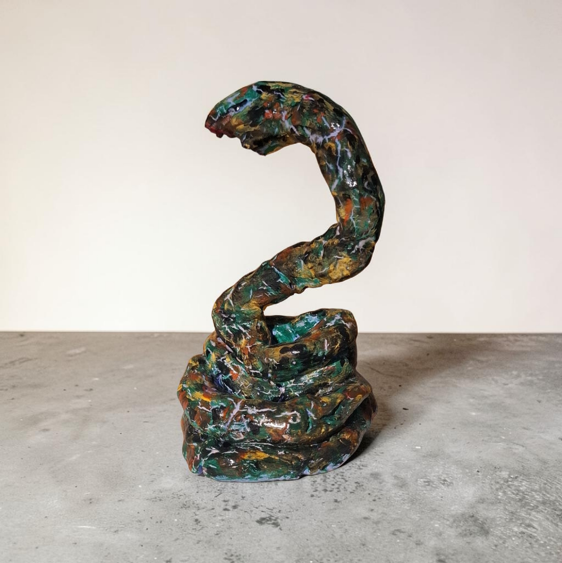 Handgemaakt beeldje van klei snake