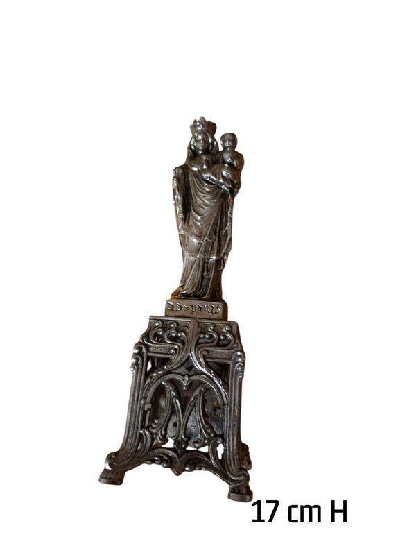 Standbeeld Madonna en kind, beeldje Maagd Maria, religieus icoon gegoten metaal, neogotische basis, zilverkleurig katholiek decor, altaarschrijn