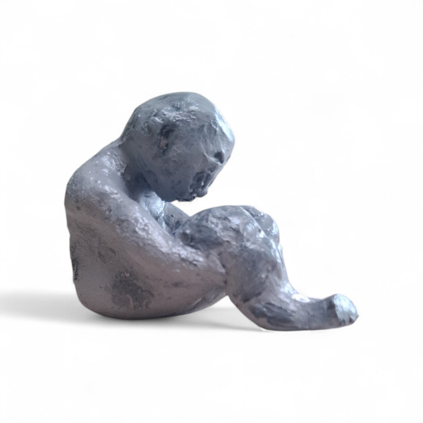 Handgemaakt beeldje van klei zittend figuur