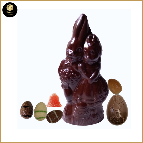 Verliefd koppel 18 cm vergezeld met surprise-ei 6cm, eitjes en klokje