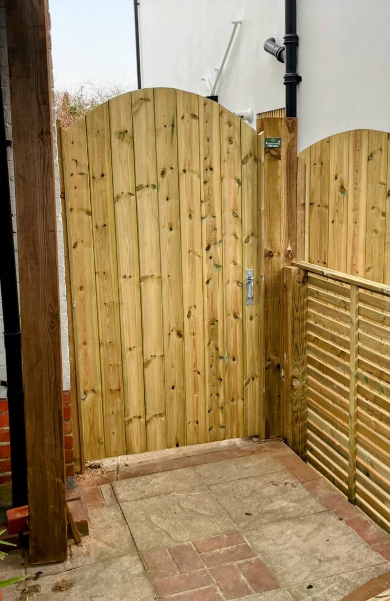 Tongue and groove Gate