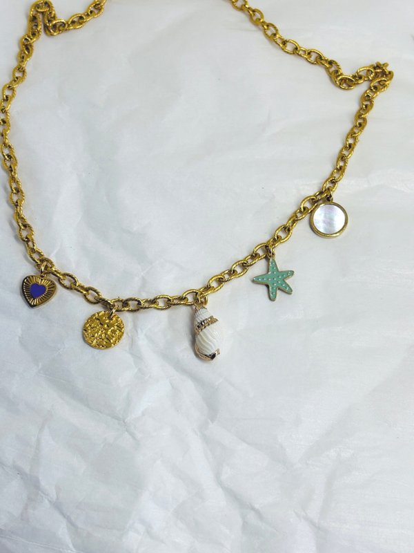 ketting met hangertjes.