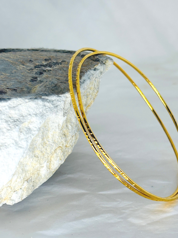 fijne armband met lijntjes.