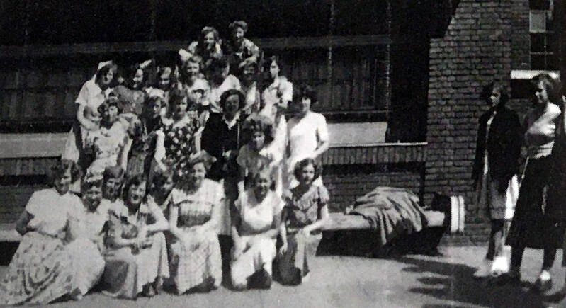 1950-1951juli-feestmetgymjufschuurmans-catharinaulo.jpg