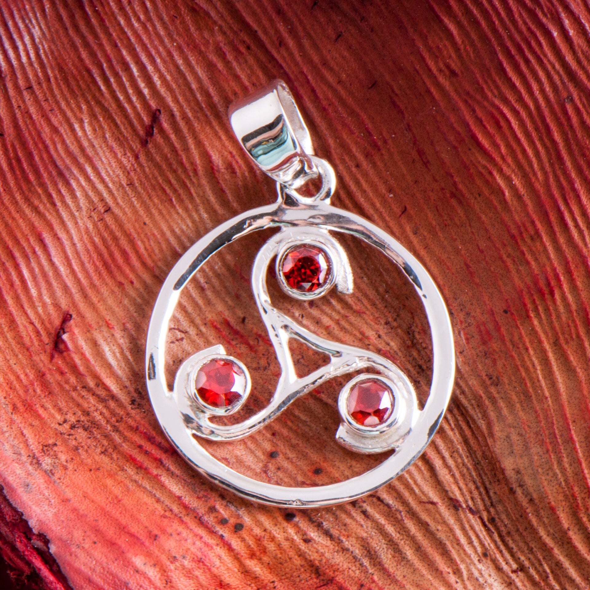 Triskel Anhänger mit Granat