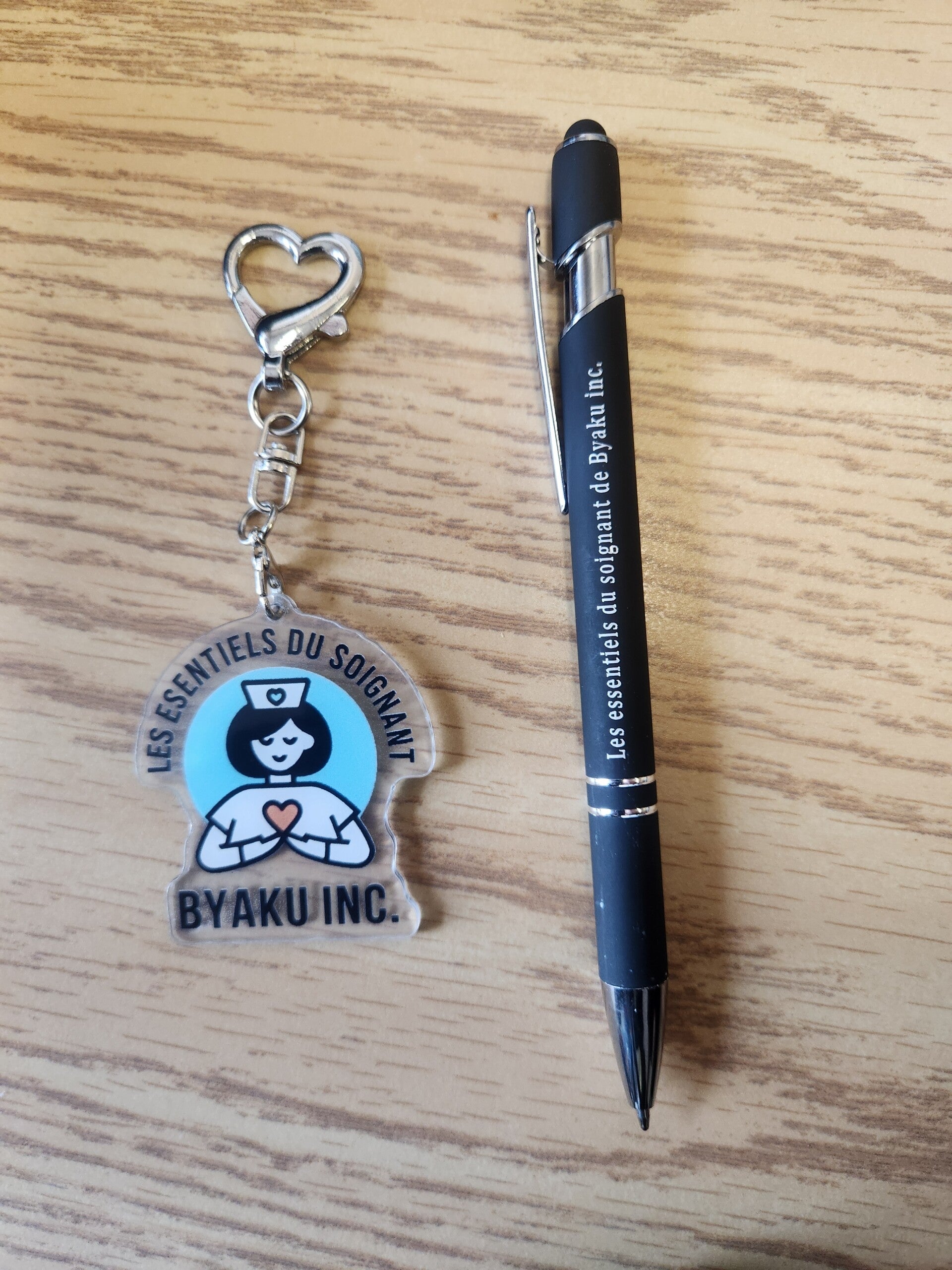 Stylo et badget " les essentiels du Soignant de Byaku Inc."