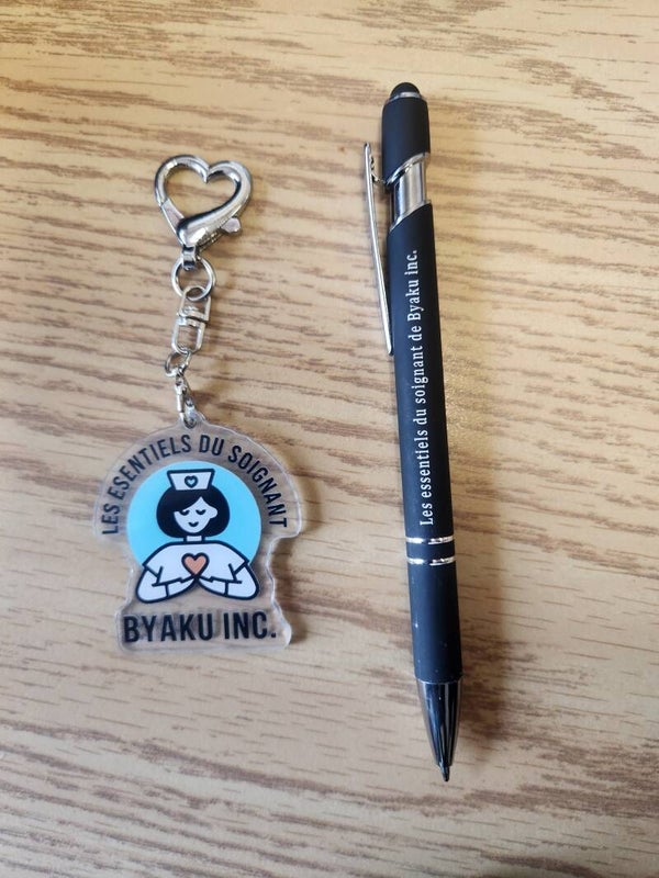Stylo et badget " les essentiels du Soignant de Byaku Inc."