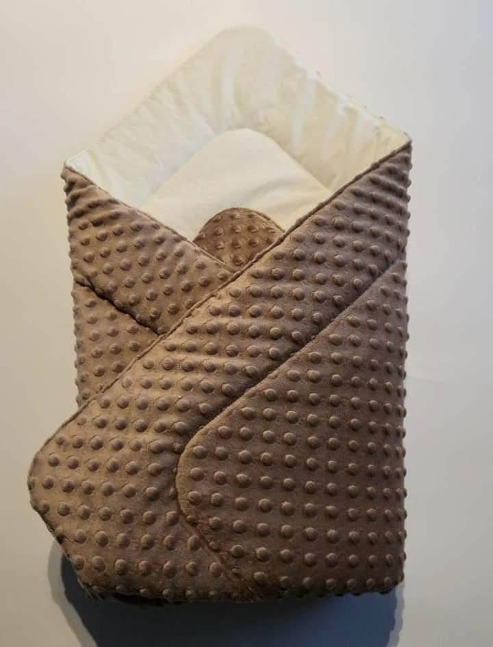 Couverture d&#039;emmaillotage cacao et écru