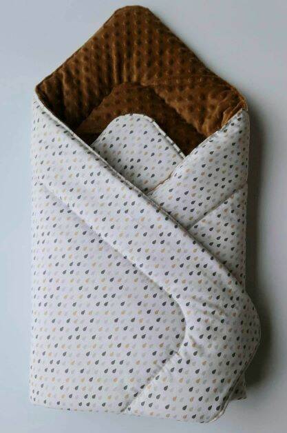 Couverture d&#039;emmaillotage moka et gouttes