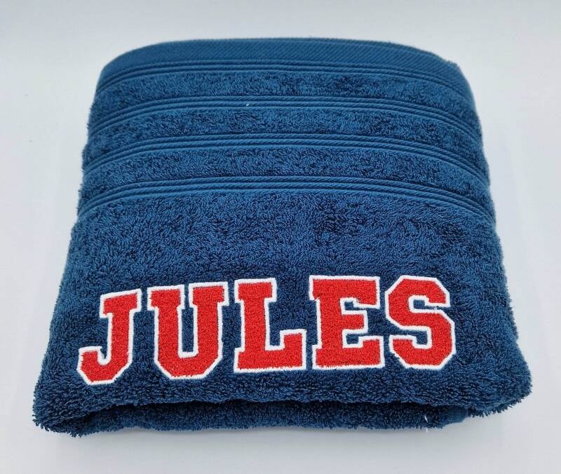 Serviette de bain avec prénom brodé