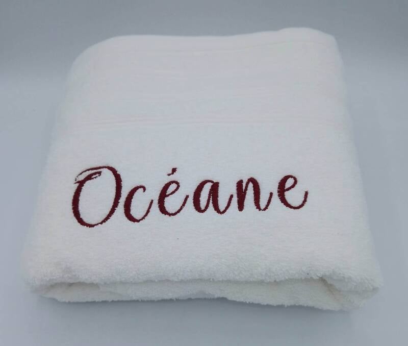 Serviette de bain avec prénom brodé