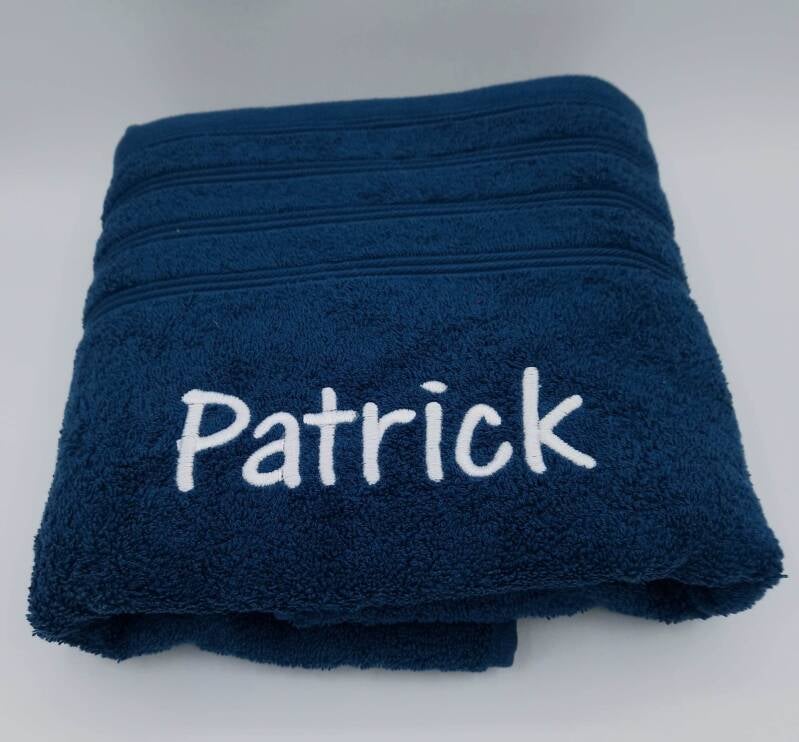 Serviette de bain avec prénom brodé