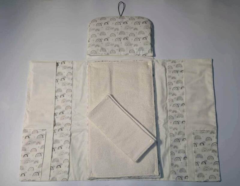 Tapis à langer nomade arc en ciel