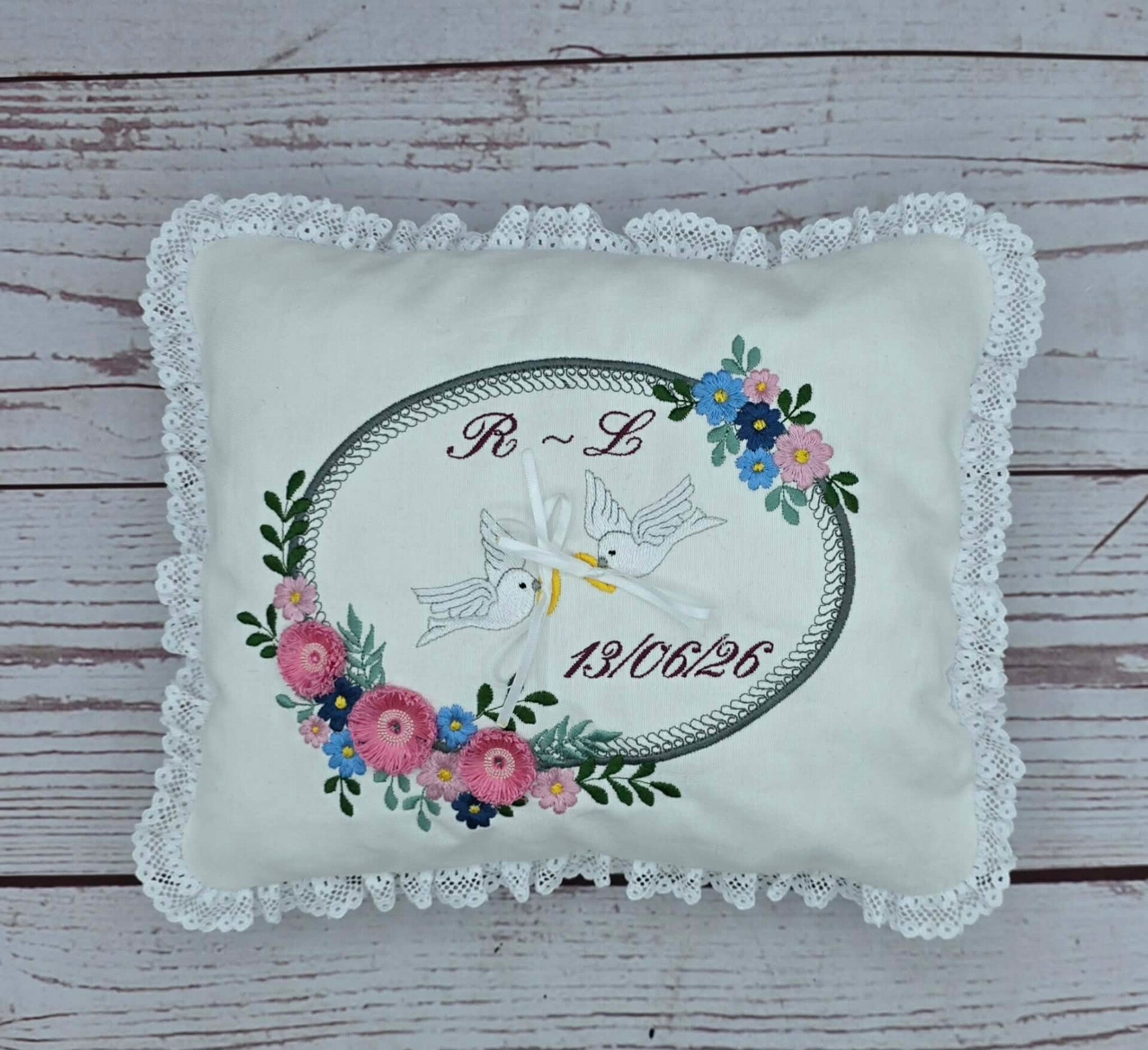 Coussin d’alliances brodé et personnalisé