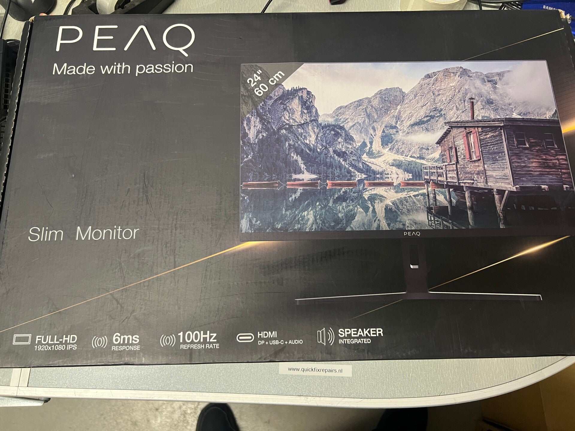 Peaq slim monitor PMO-S244-IFC