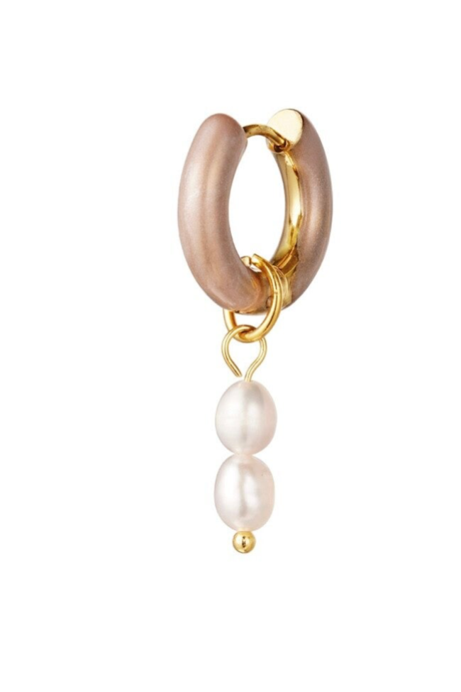 the beige pearl earring