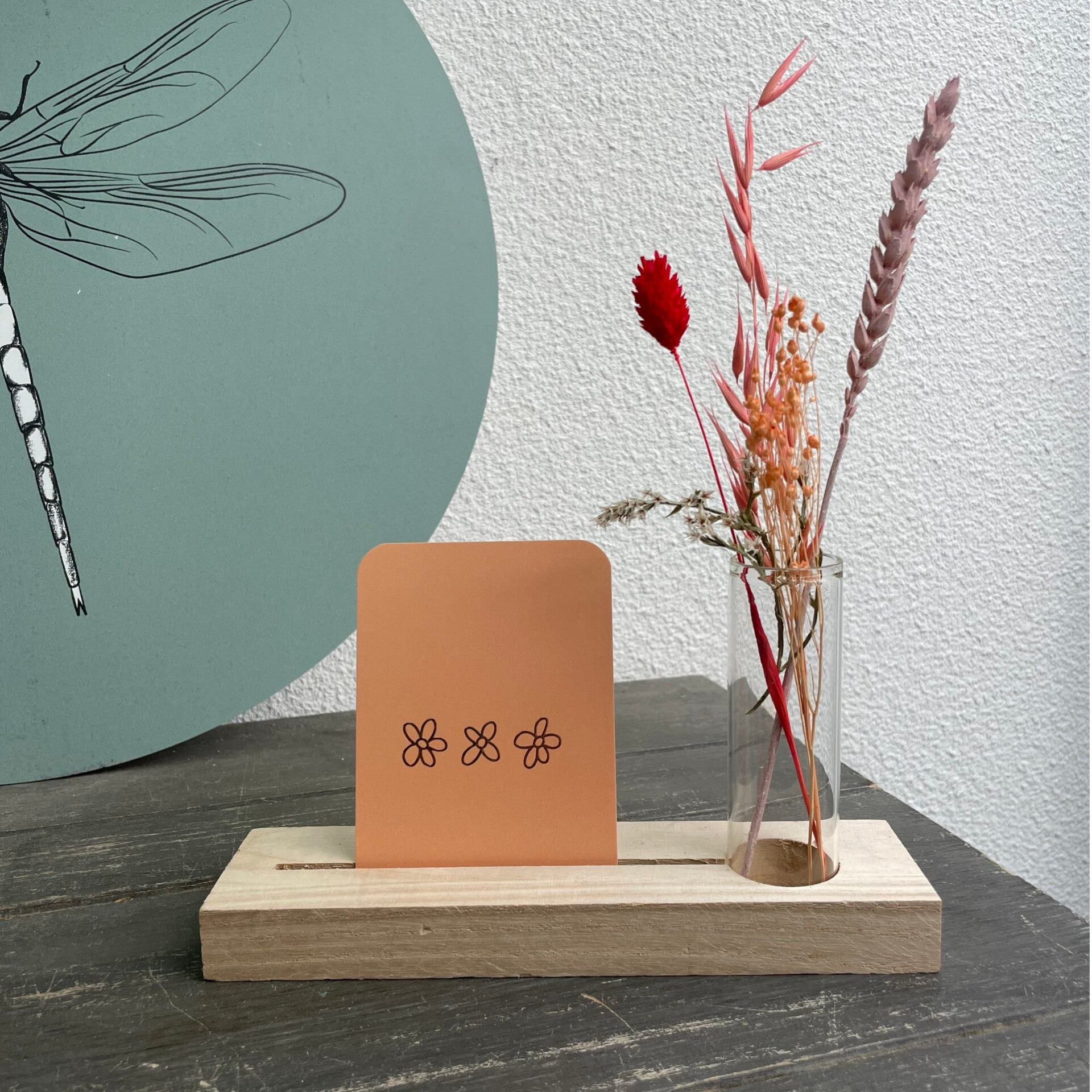 Kaart standaard met droogbloemen