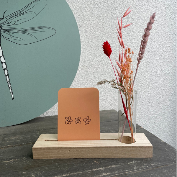 Kaart standaard met droogbloemen