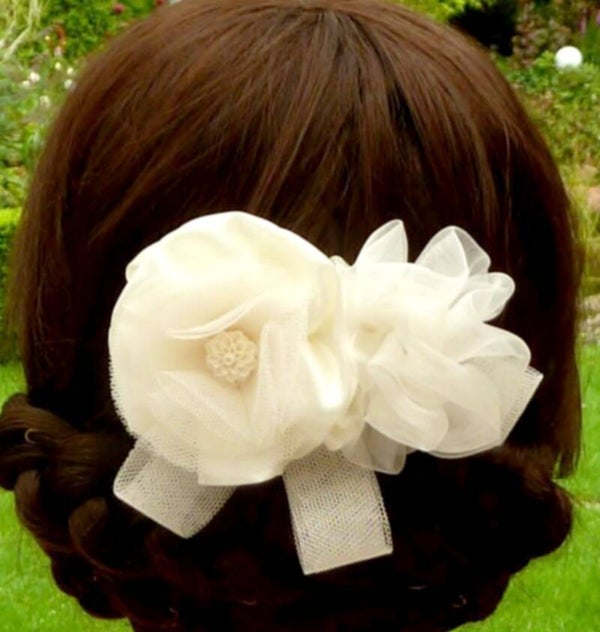 Hochzeits Haarspange mit handgearbeiteten Blüten in cremeweiß, Braut Haarschmuck