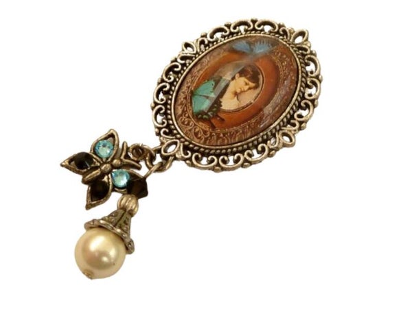 Nostalgische Brosche mit Jugendstil Dame und Schmetterlingen mit Muschelkernperle
