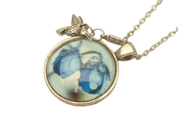 Halskette mit Blüten blau silberfarben mit Kolibri Charm Sommer Accessoire