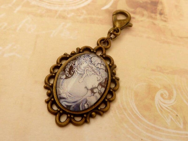 Kleiner Schmuckanhänger mit Kamee Motiv mit Dame, weiß bronze, vielseitig anwendbar