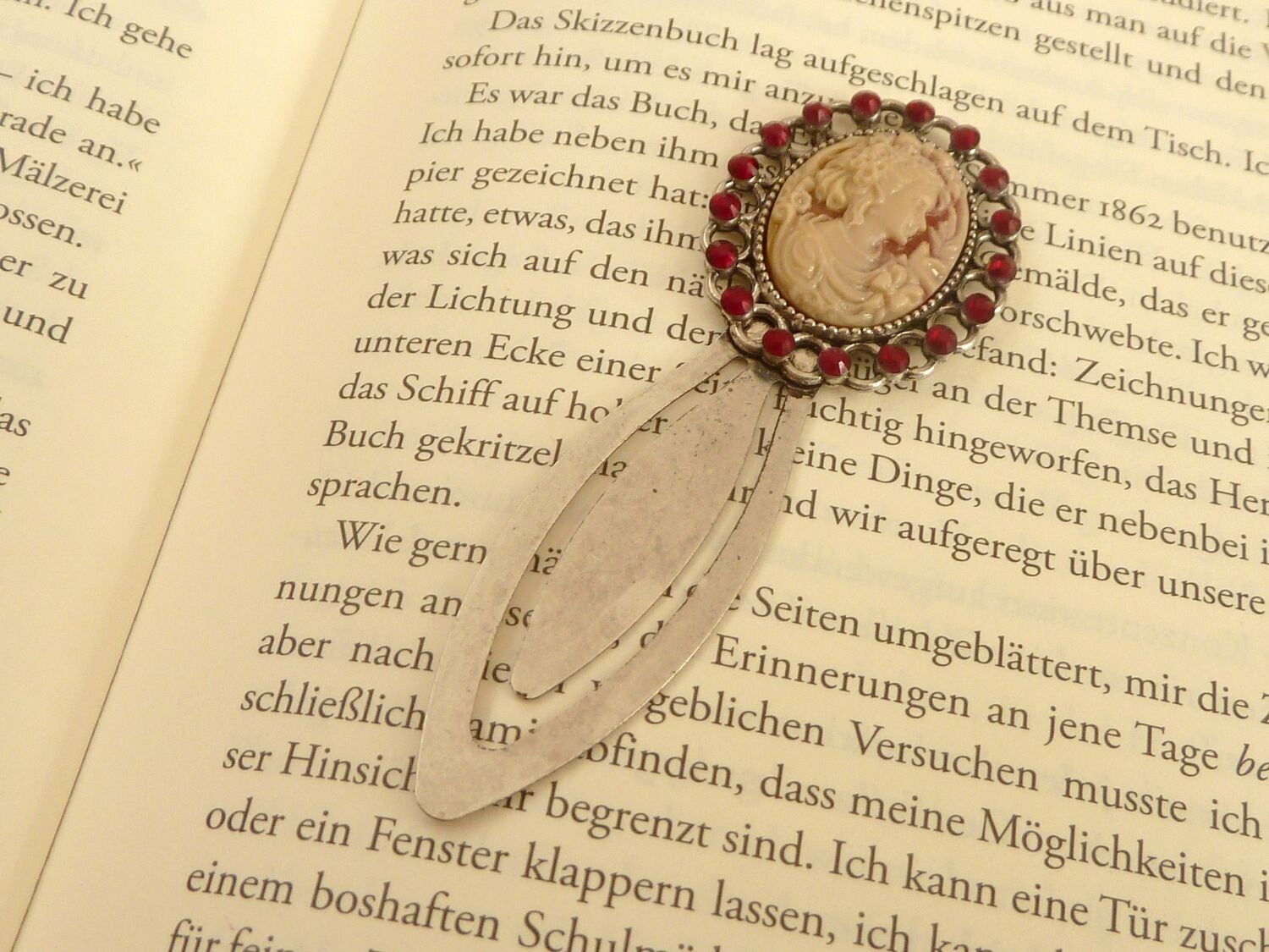 Edles Lesezeichen Im Vintage Stil mit Kamee in rot creme, mit rotem Strass, silberfarben,