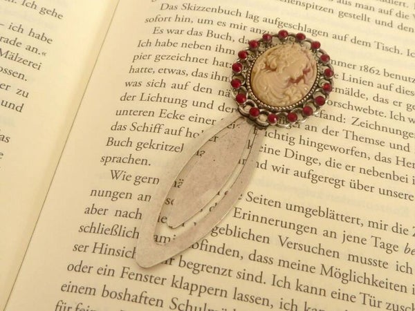 Edles Lesezeichen Im Vintage Stil mit Kamee in rot creme, mit rotem Strass, silberfarben,