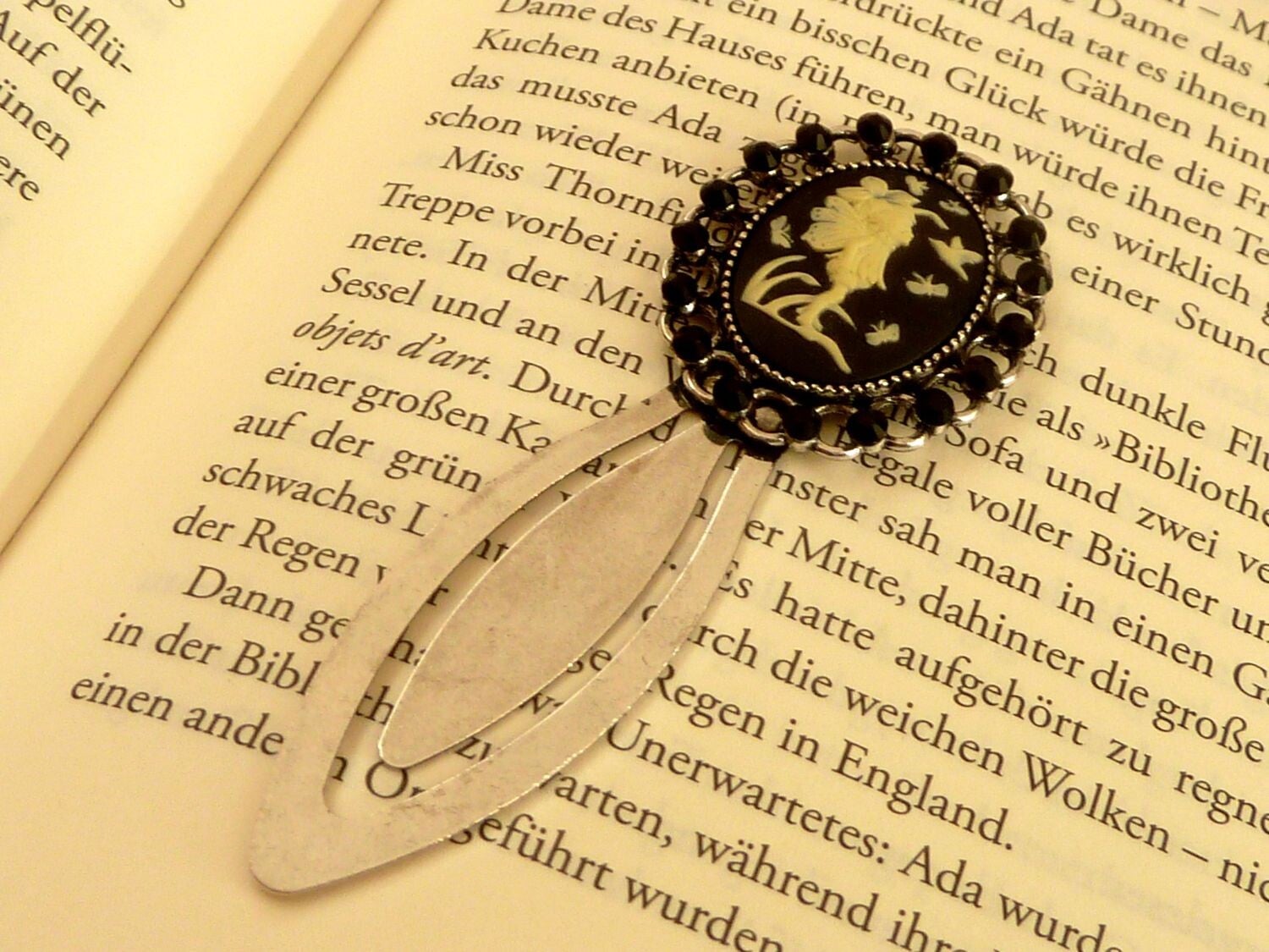 Edles Lesezeichen Im Vintage Stil mit Kamee mit Elfe und schwarzen Kristallen, silberfarben