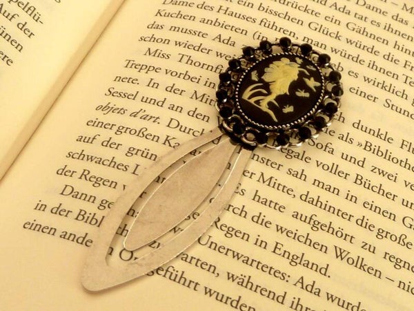 Edles Lesezeichen Im Vintage Stil mit Kamee mit Elfe und schwarzen Kristallen, silberfarben