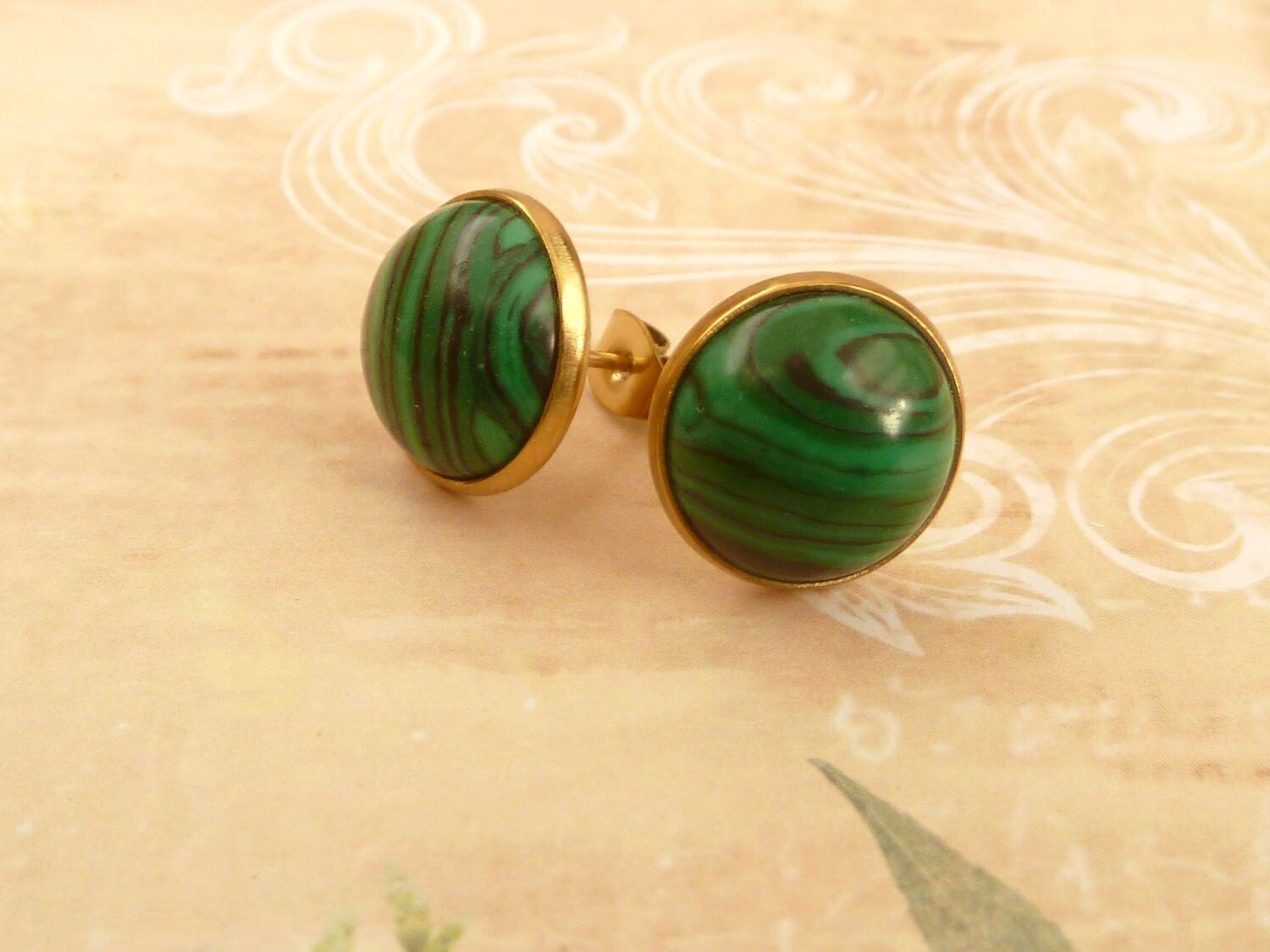 Edle Edelstein Ohrstecker mit Malachit Cabochon grün goldfarben, vergoldeter Edelstahl Ohrschmuck