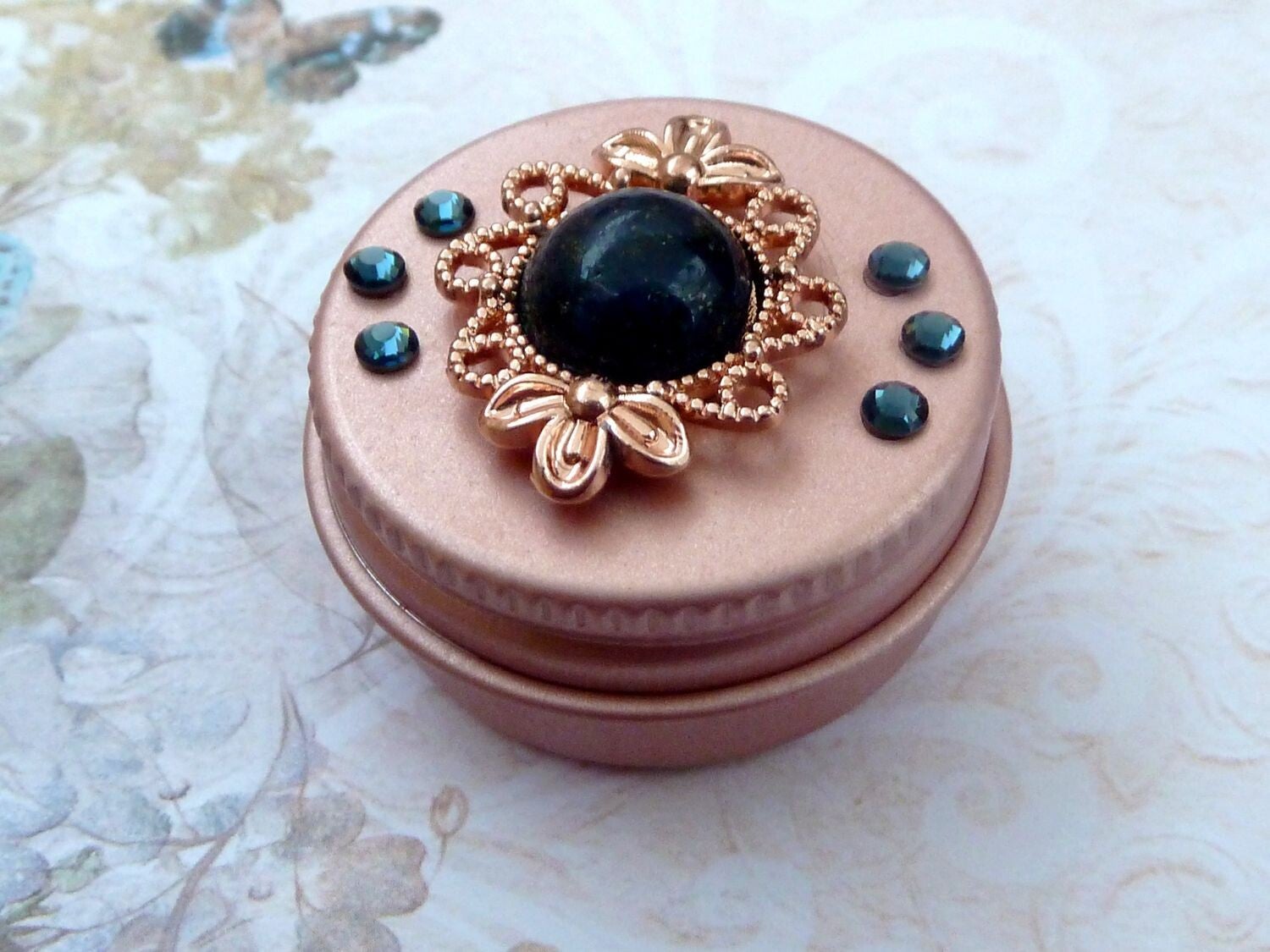 Kleine Dose aus Metall mit Lapis Lazuli Edelstein Cabochon, rotgold